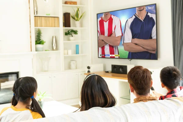 Diverso Grupo Crianças Sentadas Sofá Assistindo Jogo Futebol Futebol Torcida — Fotografia de Stock