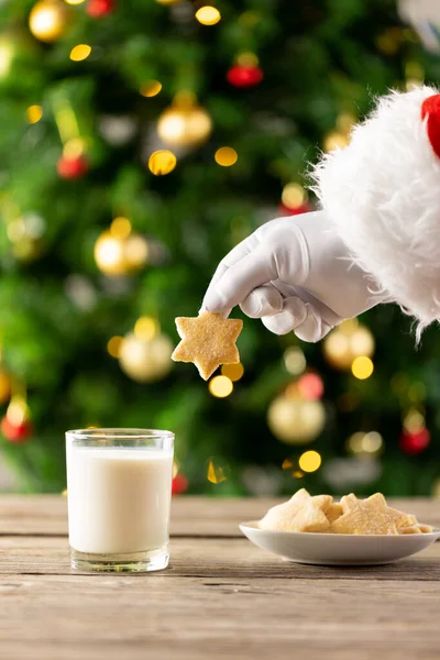 Afbeelding Van Hand Van Kerstman Met Kerstster Biscuit Glas Melk — Stockfoto