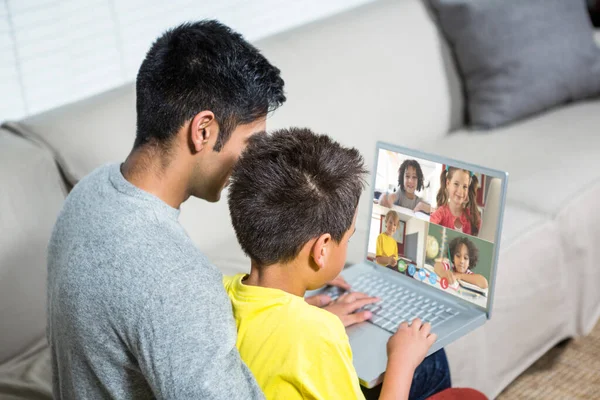 Baba Oğul Oturma Odasında Kanepede Dizüstü Bilgisayar Kullanarak — Stok fotoğraf