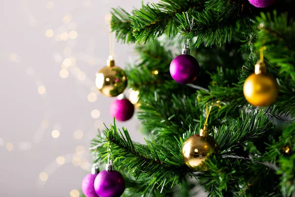 Afbeelding Van Kerstboom Met Kerstballen Decoratie Kopieer Ruimte Grijze Achtergrond — Stockfoto