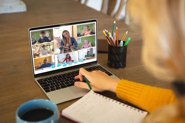 白人妇女使用笔记本电脑进行视频通话 屏幕上有各种各样的小学生 通信技术和在线教育 数字合成图像 — 图库照片