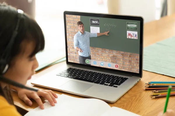 비디오 전화를 노트북을 사용하는 아시아 소녀와 교사가 화면에 있습니다 온라인 — 스톡 사진