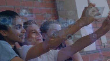 Tablet kullanan farklı öğrencilerin veri işleme animasyonları. Küresel eğitim ve dijital arayüz kavramı dijital olarak oluşturulmuş video.