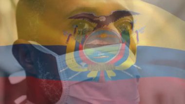 Ekvador bayrağının şehir caddesinde maskeli Afro-Amerikan bir adamın üzerinde sallanışının animasyonu. covid 19 salgın konsepti boyunca dijital olarak üretilen küresel sağlık önlemleri.