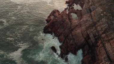 Dalgalar ve kayalarla deniz kıyısının güzel manzarasının videosu. Doğada huzur ve güzellik, manzara manzarası.