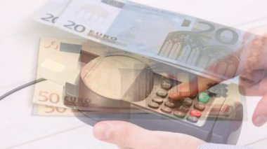 Avro para birimi banknotlarının ödeme terminalini kullanan beyaz kadın üzerinde canlandırılması. Küresel iş, finans ve veri işleme kavramı dijital olarak oluşturulmuş video.