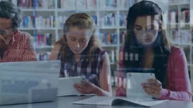 Çeşitli öğrencilerin tablet kullanarak veri işleme animasyonları. Küresel eğitim ve dijital arayüz kavramı dijital olarak oluşturulmuş video.