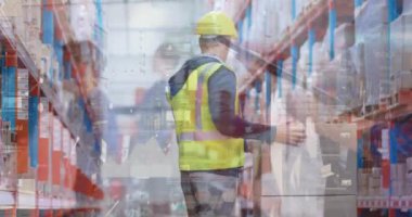 Kafkas erkek işçi üzerindeki veri işleme animasyonu. Küresel iş ve dijital arayüz kavramı dijital olarak oluşturulmuş video.