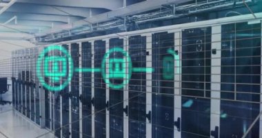 Bilgisayar sunucu odasındaki ağ üzerinden dijital simge ağının animasyonu. Siber güvenlik ve iş veri depolama teknolojisi kavramı