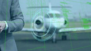 Havaalanındaki beyaz iş adamının veri işleme animasyonu. Küresel iş ve dijital arayüz kavramı dijital olarak oluşturulmuş video.