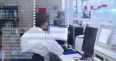 Laboratuvardaki beyaz erkek bilim adamı üzerinde veri işleme ve hareket eden kolonların animasyonu. Küresel teknoloji, bilim ve dijital arayüz kavramı dijital olarak oluşturulmuş video.