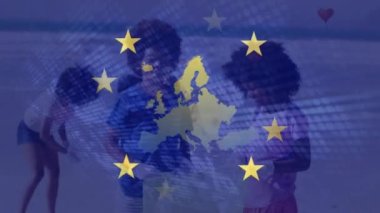 Sahildeki Afro-Amerikan ailesinin haritasıyla Avrupa bayrağının animasyonu. Vatanseverlik ve siyaset konsepti dijital olarak oluşturulmuş video.