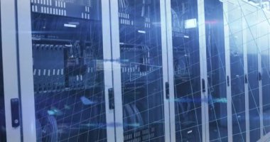 Sunucu odasında veri işleme animasyonu. küresel iş ve dijital arayüz kavramı dijital olarak oluşturulmuş video.