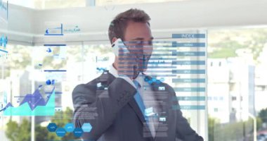 Mikroskop kullanan beyaz okul çocuğu üzerindeki ikonlarla olan bağlantıların animasyonu. Küresel iş bağlantıları veri işleme ve teknoloji konsepti dijital olarak oluşturulmuş video.