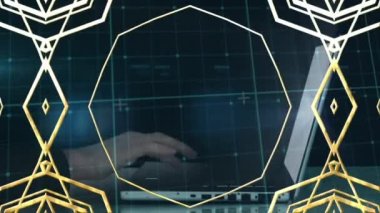 Dizüstü bilgisayar kullanarak çizgilerle, soyut şekillerle ve el haritalarıyla bağlantılı profil simgelerinin canlandırılması. Dijital bileşik, çoklu pozlama, kırpılma, küresel, iş, ofis, iletişim ve teknoloji.