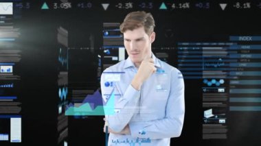 Veri işleme sırasında melez erkek doktorun animasyonu. Küresel bilim veri işleme ve dijital arayüz konsepti dijital olarak oluşturulmuş video.