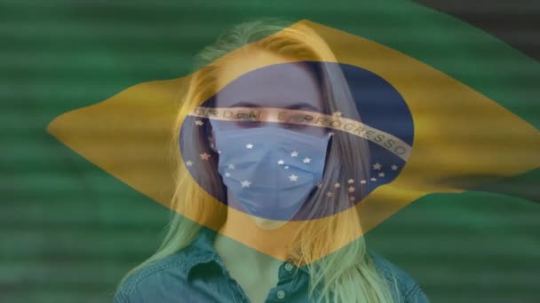 Анімація Прапора Бразилії Махає Над Білою Жінкою Масці Обличчя Вулиці — стокове відео