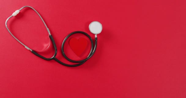 Video Zblízka Srdce Stetoskop Červeném Pozadí Srdce Den Oslavy Kopírování — Stock video