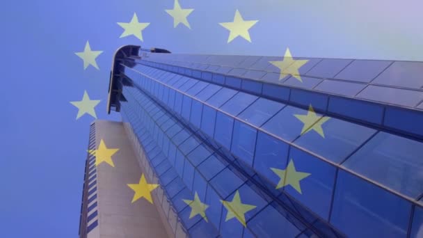 Animace Vlajky Evropské Unie Nad Moderní Kancelářskou Budovou Evropská Unie — Stock video