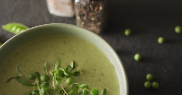灰色のテーブルの上にボウルに緑のエンドウ豆のスープのビデオ アメリカ料理 食べ物 料理の概念 — ストック動画