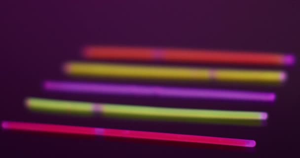 Animação Cinco Coloridos Neon Glow Sticks Sobre Fundo Preto Concepção — Vídeo de Stock