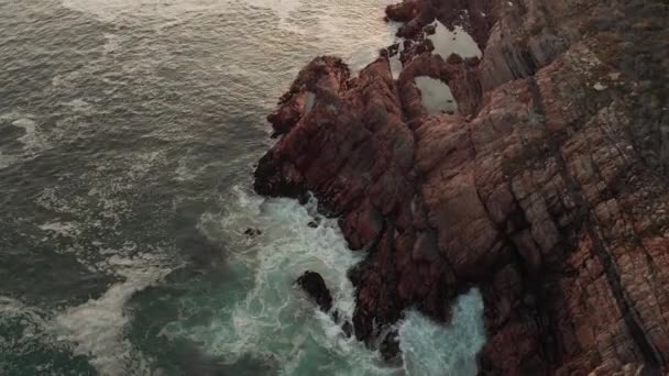 Video Vacker Utsikt Över Havskusten Med Vågor Och Stenar Lugn — Stockvideo