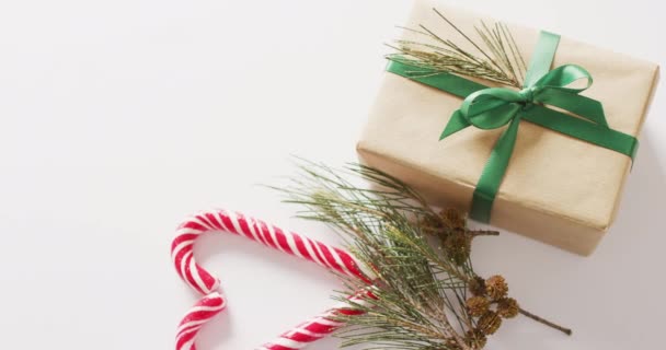 Video Van Twee Kerststokken Decoraties Een Witte Achtergrond Kerstmis Traditie — Stockvideo