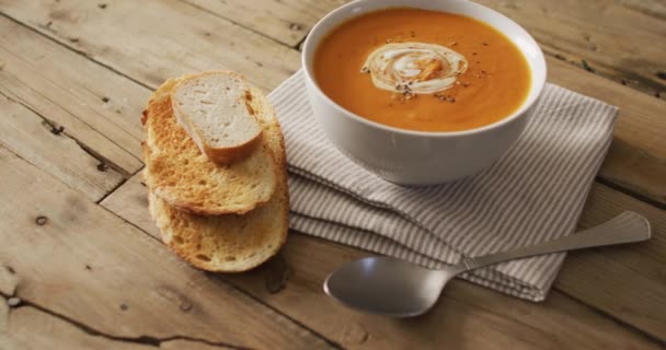 Video Von Tomatencremesuppe Schüssel Auf Holztisch Mit Brot Amerikanische Küche — Stockvideo