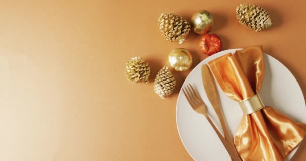有餐具的盘子和黄色表面树叶的秋天装饰的视频 感恩节 美国文化 传统和庆祝视频 — 图库视频影像