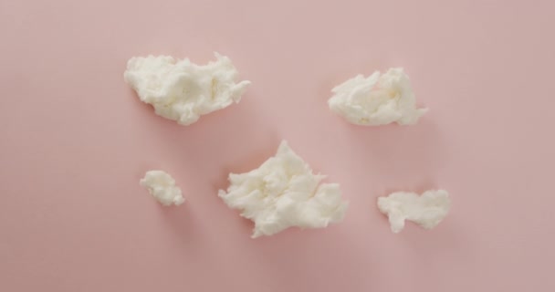 Vídeo Pedaços Marshmallows Deitado Superfície Rosa Conceito Comida Refeição Doces — Vídeo de Stock