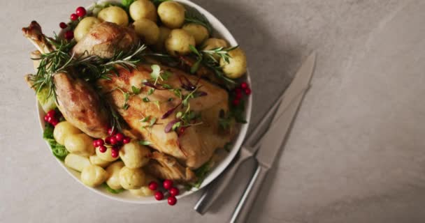 Video Von Tablett Mit Gebratenem Truthahn Und Kartoffeln Auf Weißer — Stockvideo