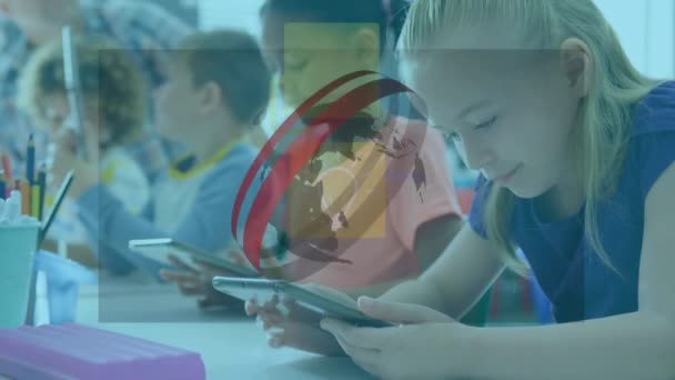 在学校使用数码平板电脑在高加索女孩身上制作全球动画和数码图标网络 学校和教育概念 — 图库视频影像