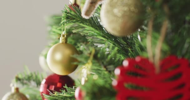 緑のクリスマスツリー上のクリスマスボールや装飾の閉鎖 クリスマス お祝いのコンセプト — ストック動画