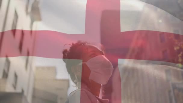 Анимация Флага Англии Размахивающего Над Африканской Американкой Маске Городской Улице — стоковое видео