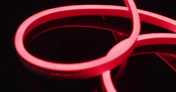 Kırmızı Neon Işıklarının Animasyonu Siyah Arkaplan Üzerinde Spiral Oluşturur Arkaplan — Stok video