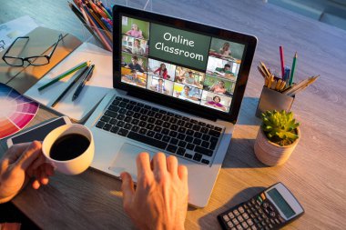 Adamın elleri ekranda çeşitli ilkokul öğrencilerinin gülümsediği bir video görüşmesi için dizüstü bilgisayar kullanıyor. iletişim teknolojisi ve çevrimiçi eğitim, dijital kompozit resim.