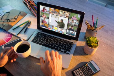 Adamın elleri ekranda çeşitli ilkokul öğrencilerinin gülümsediği bir video görüşmesi için dizüstü bilgisayar kullanıyor. iletişim teknolojisi ve çevrimiçi eğitim, dijital kompozit resim.