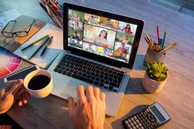 Adamın elleri ekranda çeşitli ilkokul öğrencilerinin gülümsediği bir video görüşmesi için dizüstü bilgisayar kullanıyor. iletişim teknolojisi ve çevrimiçi eğitim, dijital kompozit resim.