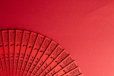 Kırmızı arka planda geleneksel Çin fanı kompozisyonu. Çin yeni yılı, gelenek ve kutlama konsepti.