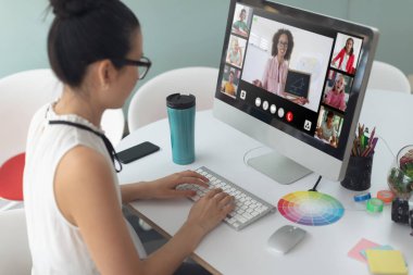 Görüntülü konuşma için dizüstü bilgisayar kullanan Asyalı bir kız. Ekranda çeşitli ilkokul öğrencileri gülümsüyor. iletişim teknolojisi ve çevrimiçi eğitim, dijital kompozit resim.