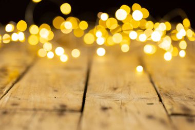Odaklanamayan noel resmi ve ahşap arka planda kopyalama alanı. Noel, gelenek ve kutlama konsepti.