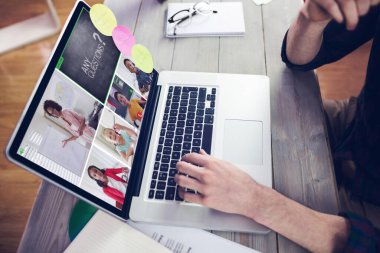 Müzik app midsection yaratıcı düzenleyicisinin üstünde laptop çalışma karşı