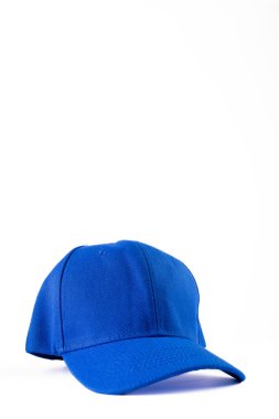 Beyaz yüzeyde duran pamuk bardağın dikey görüntüsü. Giysiler, tekstil, moda, tarz ve aksesuarlar konsepti.