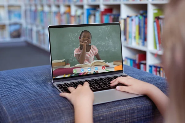 Kaukasisches Mädchen Mit Laptop Für Videoanrufe Mit Einem Lächelnden Grundschüler — Stockfoto