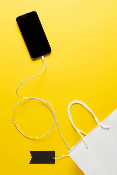 Σύνθεση Του Smartphone Tag Δώρο Και Τσάντα Κίτρινο Φόντο Λιανικό — Φωτογραφία Αρχείου