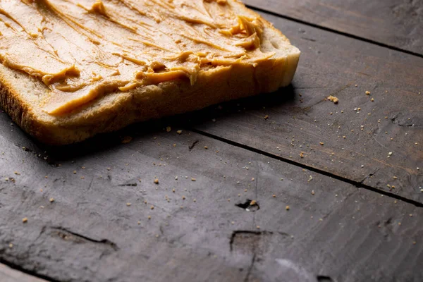 Изображение Кусочка Хлеба Арахисовым Маслом Деревянной Поверхности Еда Завтрак Питание — стоковое фото