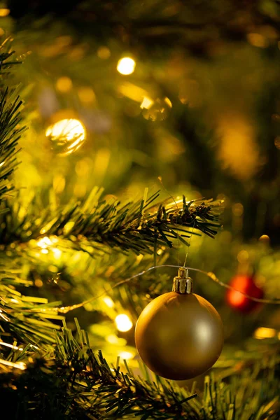 Gloeiende Kerstverlichting Kerstballen Boven Groene Kerstboom Kerstmis Traditie Viering Concept — Stockfoto
