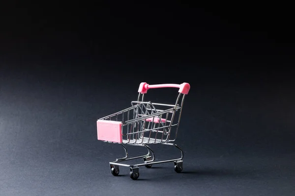 グレーの背景にショッピングカートとコピースペースの構成 ショッピング 黒の金曜日のコンセプト — ストック写真