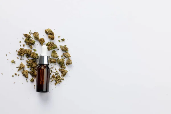 Beyaz Yüzeyde Bir Şişe Cbd Yağı Cbd Yağı Tıbbi Marihuana — Stok fotoğraf