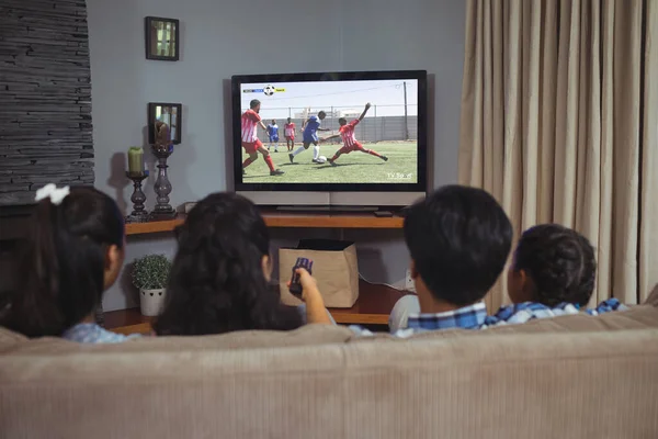 Família Latina Sentada Sofá Assistindo Jogo Futebol Laptop Futebol Torcida — Fotografia de Stock